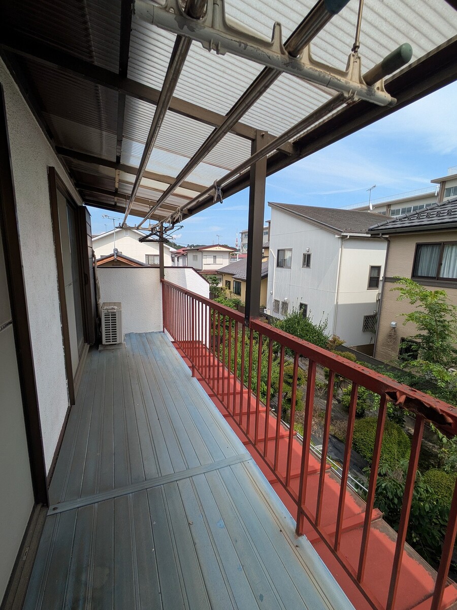 日当たりの良い幅広のバルコニー