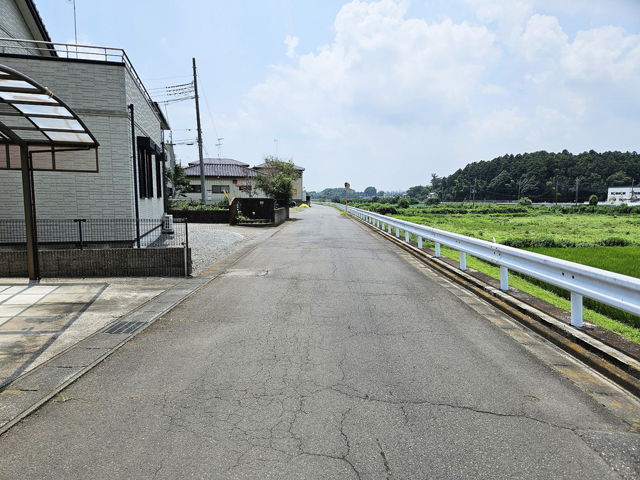 西側前面道路
