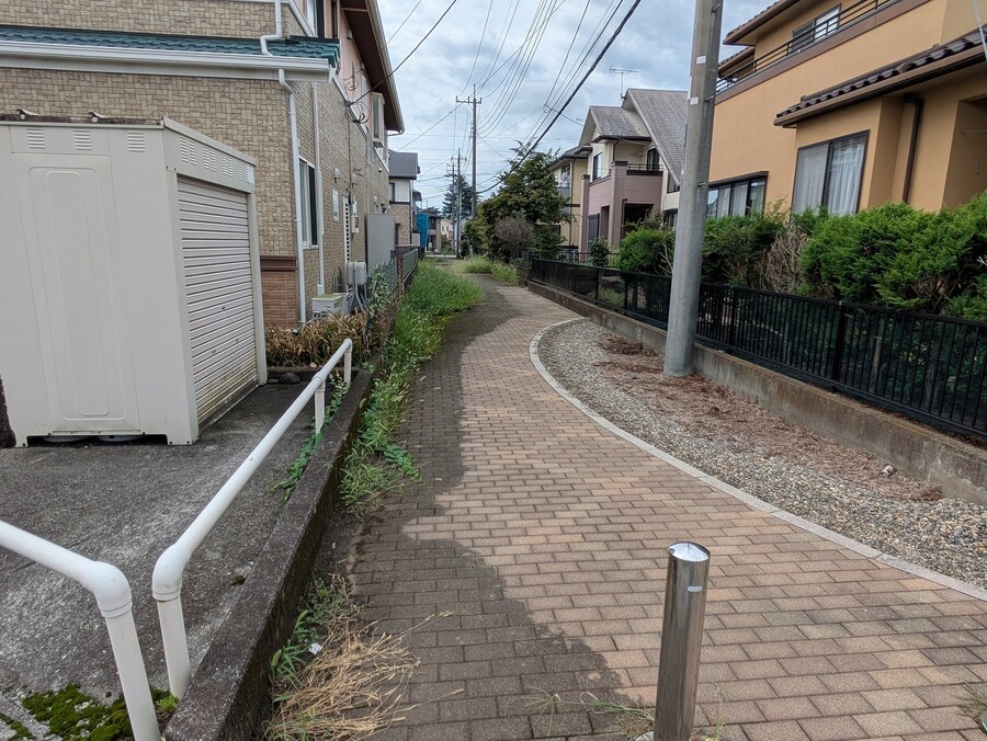 南側遊歩道、公園にもアクセスできます