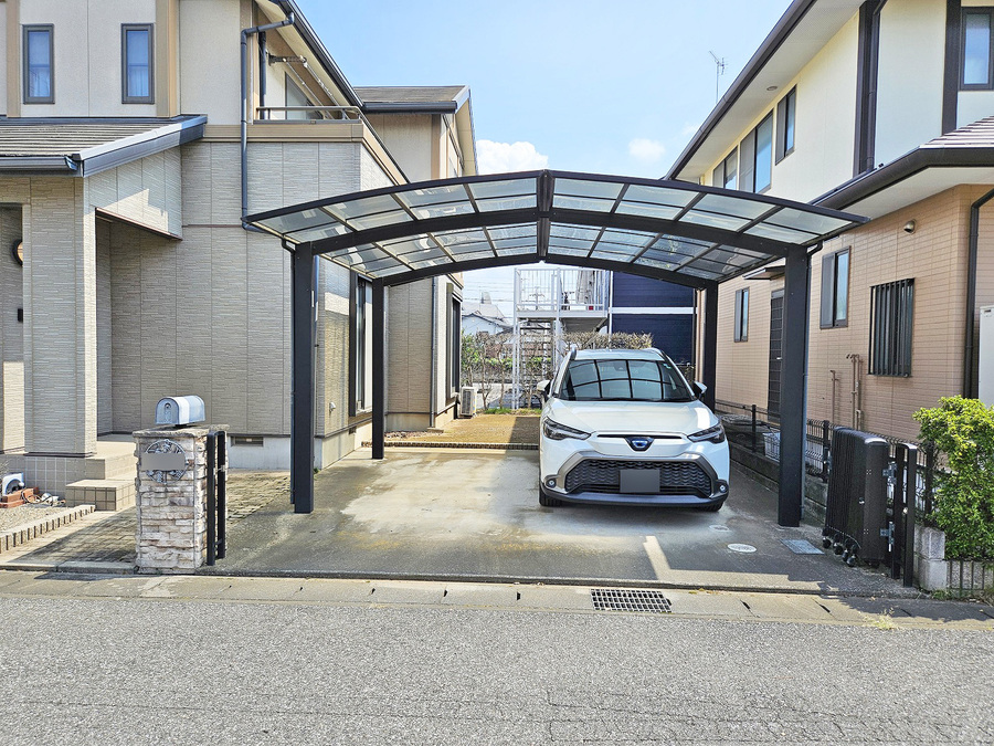車種サイズ制限有ですが、2台駐車可能