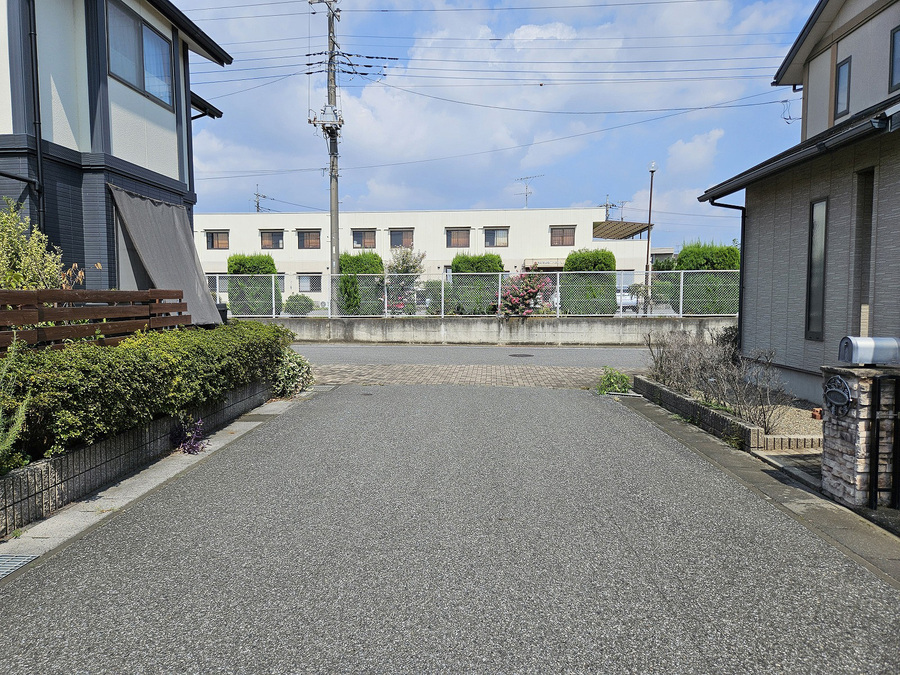 西側前面道路
