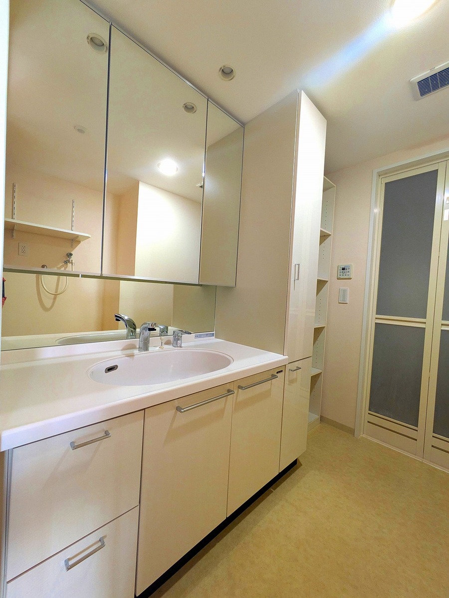 幅がありゆとりのある洗面台