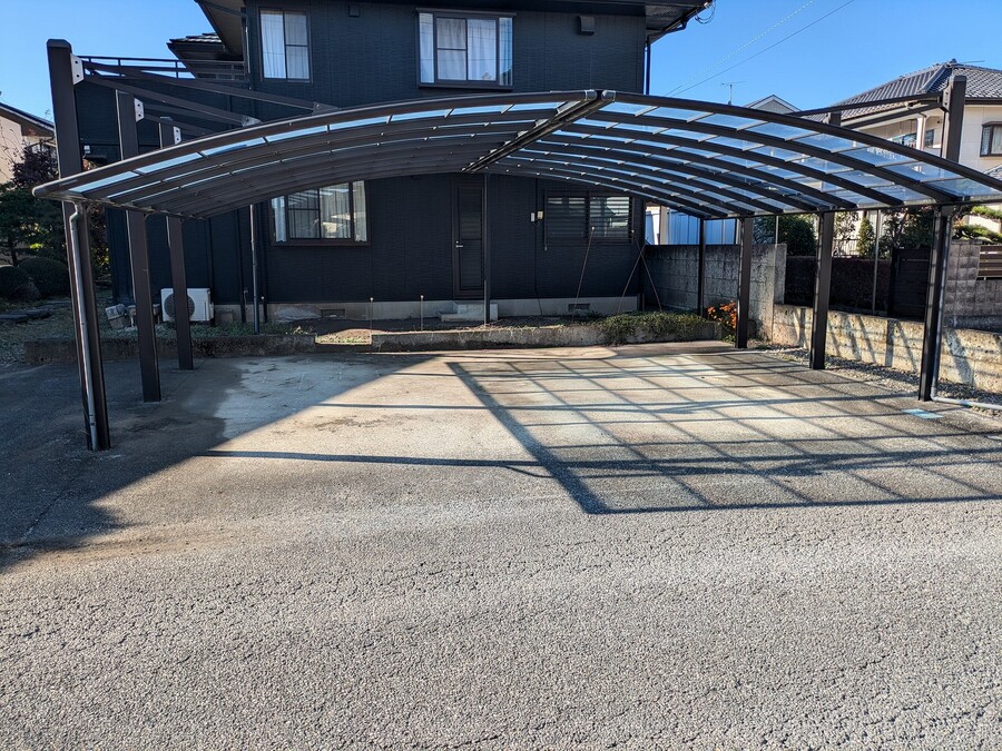 大きなカーポートは並列駐車3台可能です