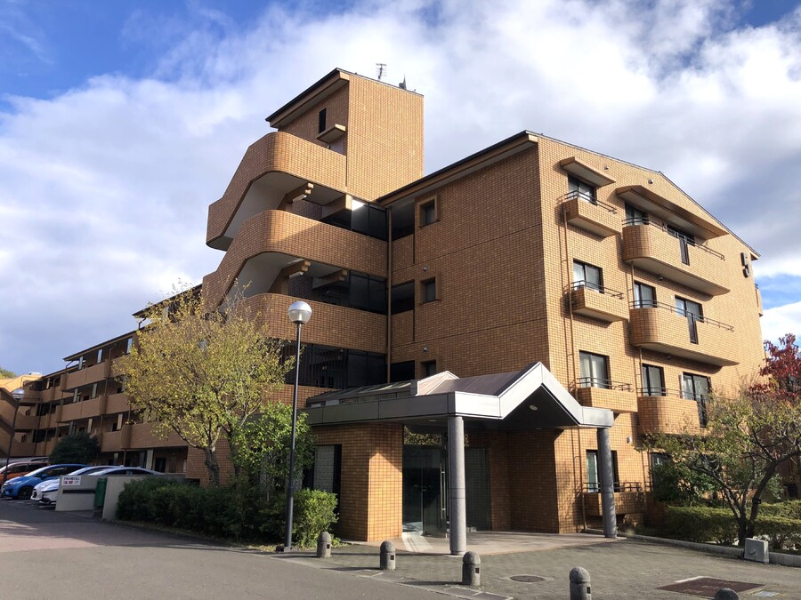 JR仙山線『葛岡駅』まで徒歩3分。「仙台駅」へは約18分の乗車。通勤・通学も快適です。