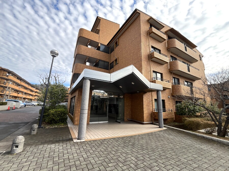 JR仙山線『葛岡駅』まで徒歩3分。「仙台駅」へは約18分の乗車。通勤・通学も快適です。