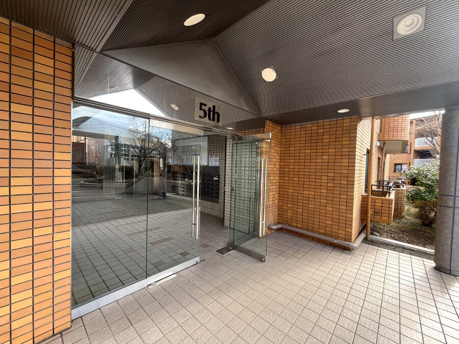 管理組合が常駐し、共用部の清掃も行き届いているため、安心してお住まいいただけます。