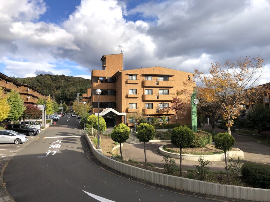 建物西側から撮影。南側に建物がなく、明るく陽当たりの良い住まいです。