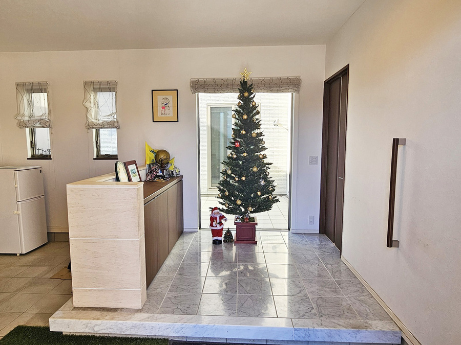 大きい窓が開放感を演出する玄関