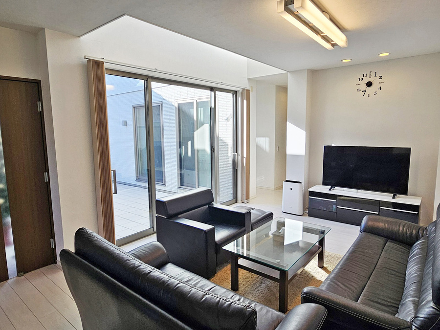 吹抜と大開口の窓で明るいリビング