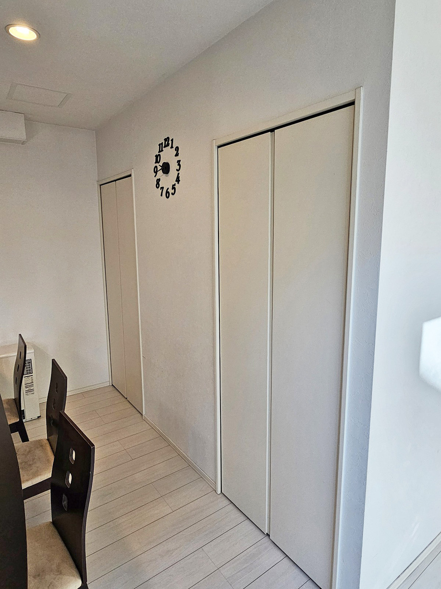 ダイニングには収納もございます