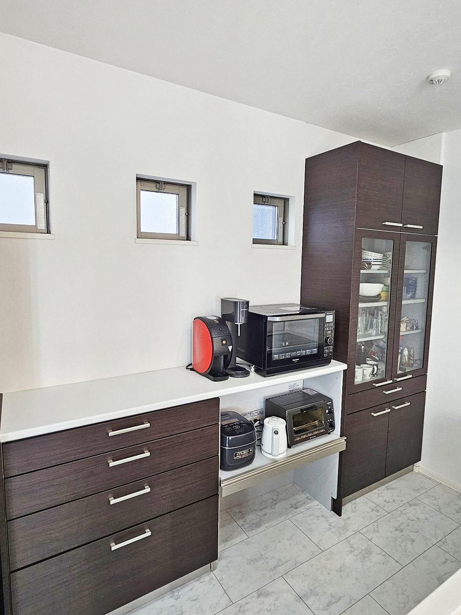 キッチンの扉と色を統一した食器棚