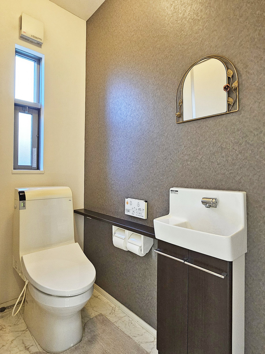 1階トイレ 手洗い器付きです