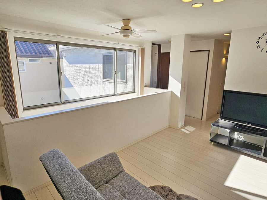 2階セカンドリビングも大きな窓がございますので明るい空間です