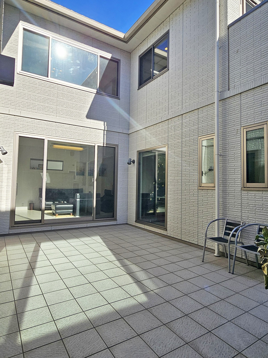 南側が大きく開いたテラス