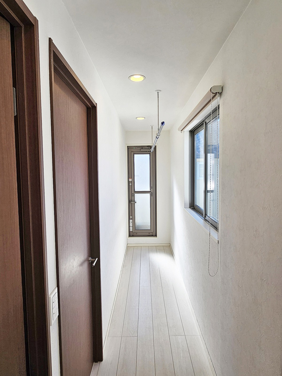 2階ホールには室内干しも可能なエリアがございます