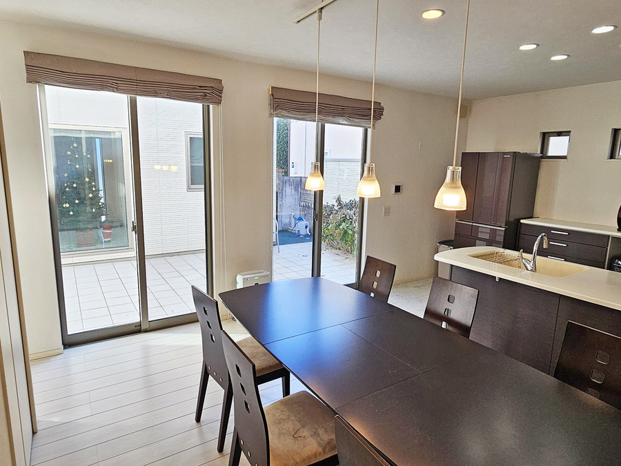 ダイニング 中庭隣接です