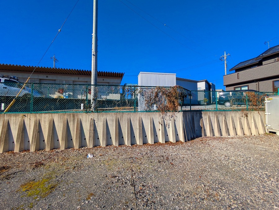 西側擁壁（約1.5ｍ西側が高い）