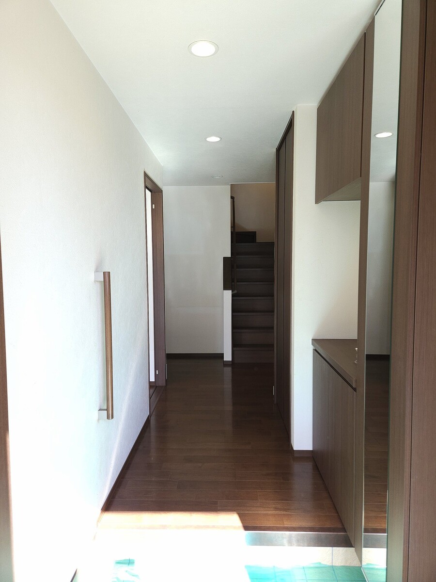 ウォルナット調の落ち着きのある玄関