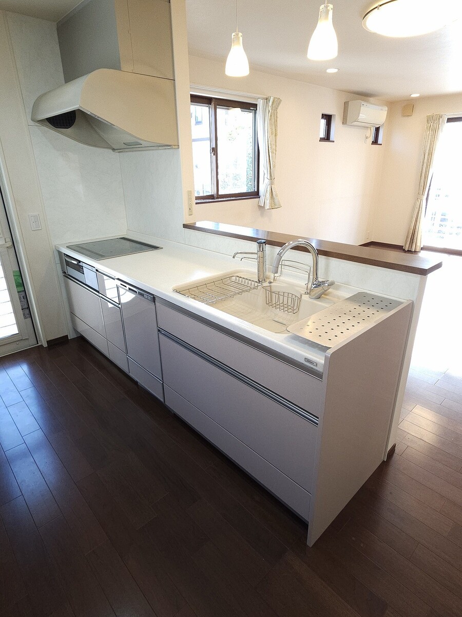 食洗機付きのシステムキッチン