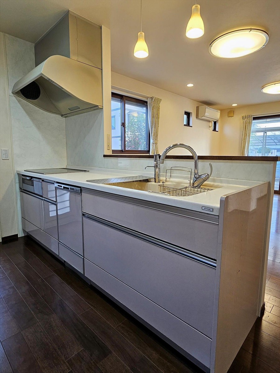 食洗機付きのシステムキッチン