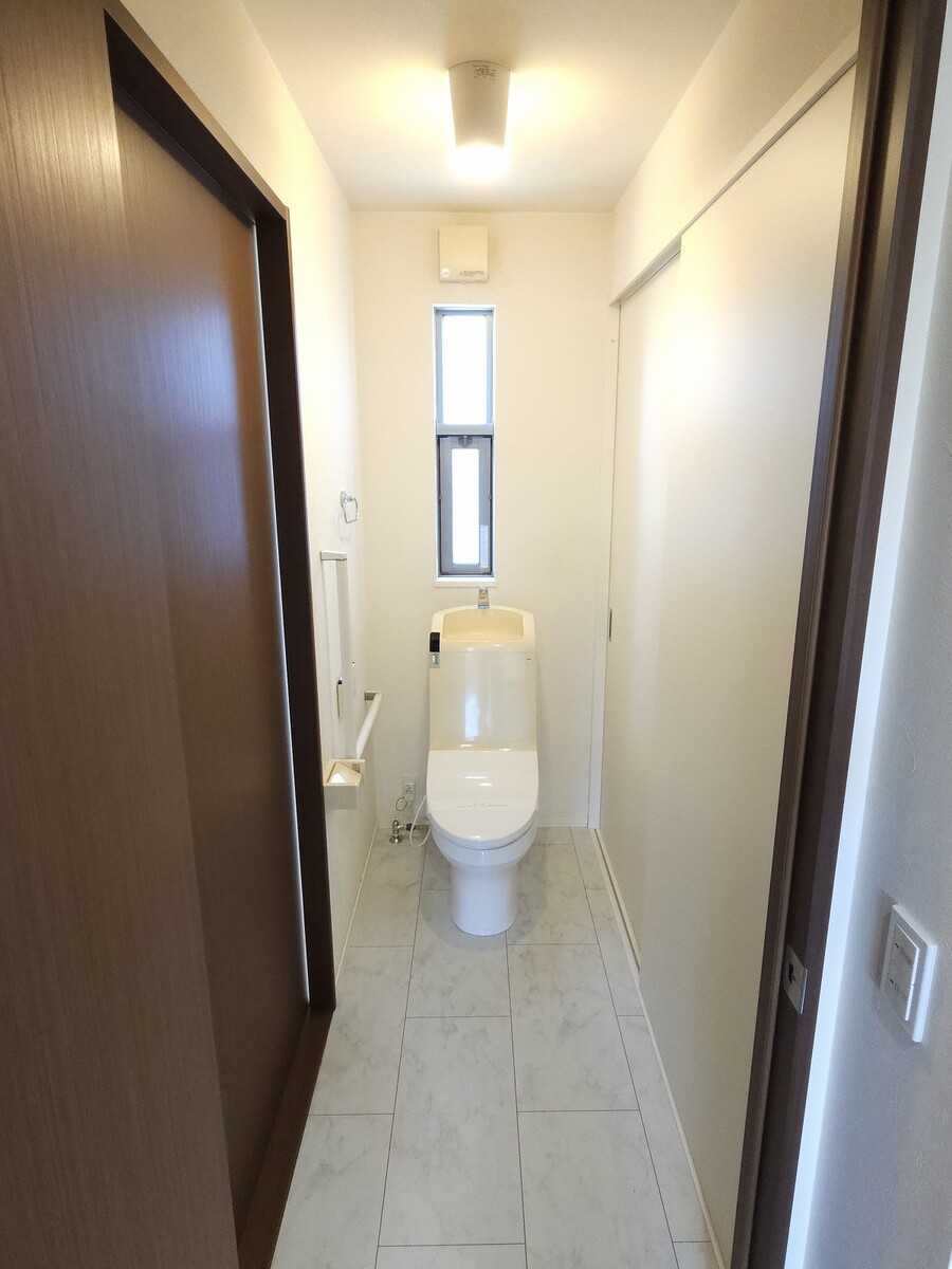 1階トイレ(収納付き)