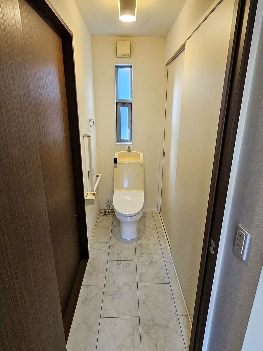 1階トイレ(収納付き)