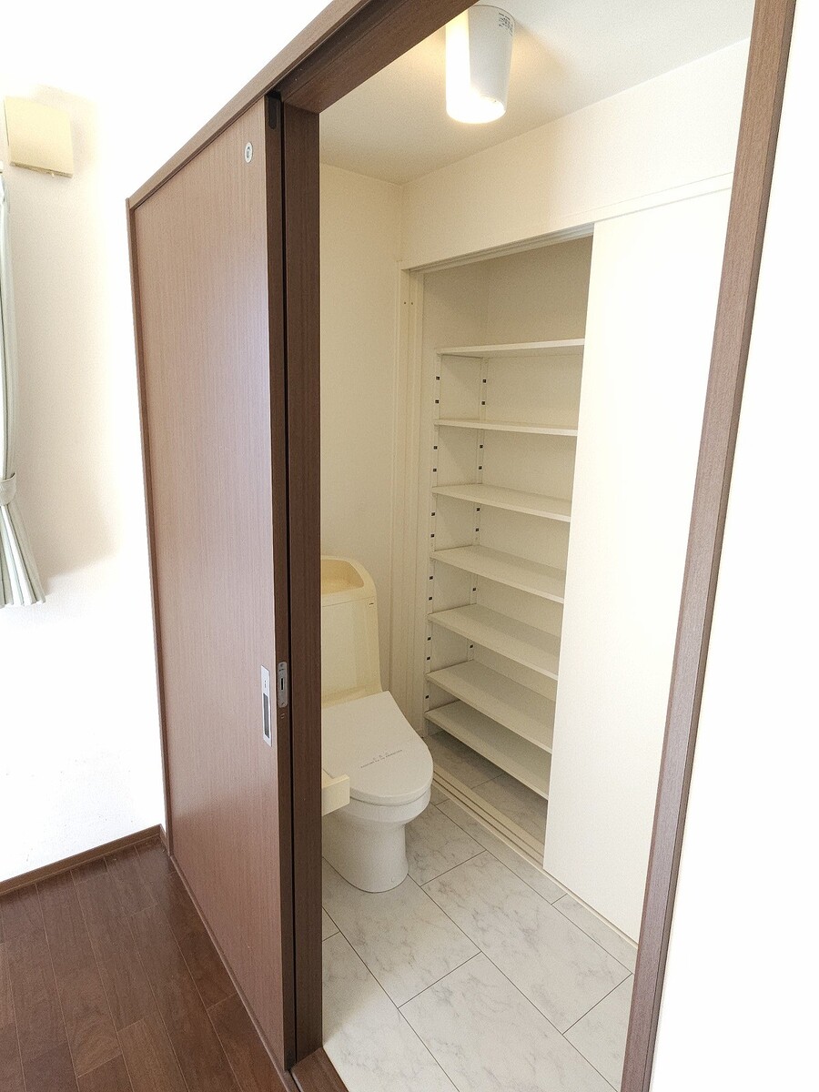 車椅子生活を想定し、和室からトイレへの出入りも可能です