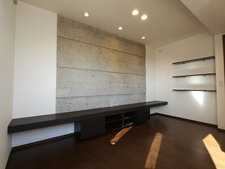 2階洋室 大谷石がアクセントでお洒落な空間です(照明付)