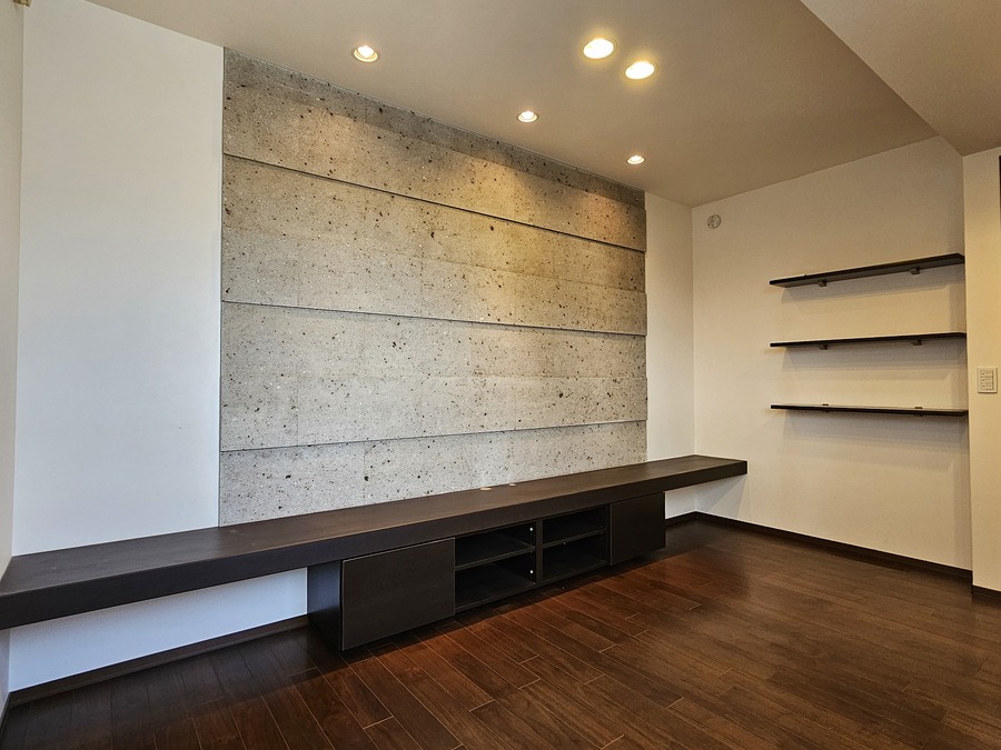 2階洋室 大谷石がアクセントでお洒落な空間です(照明付け)