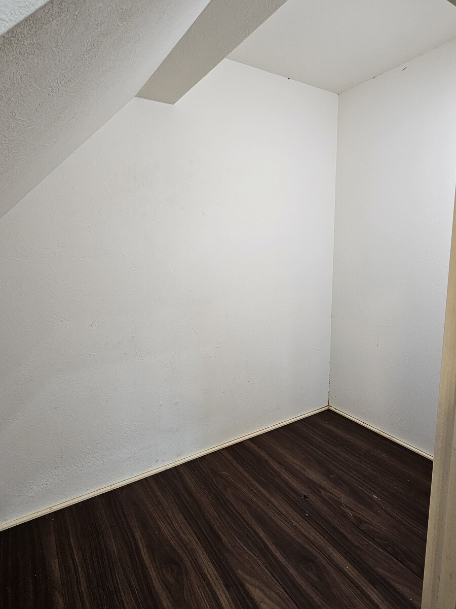 キッチン横階段下収納