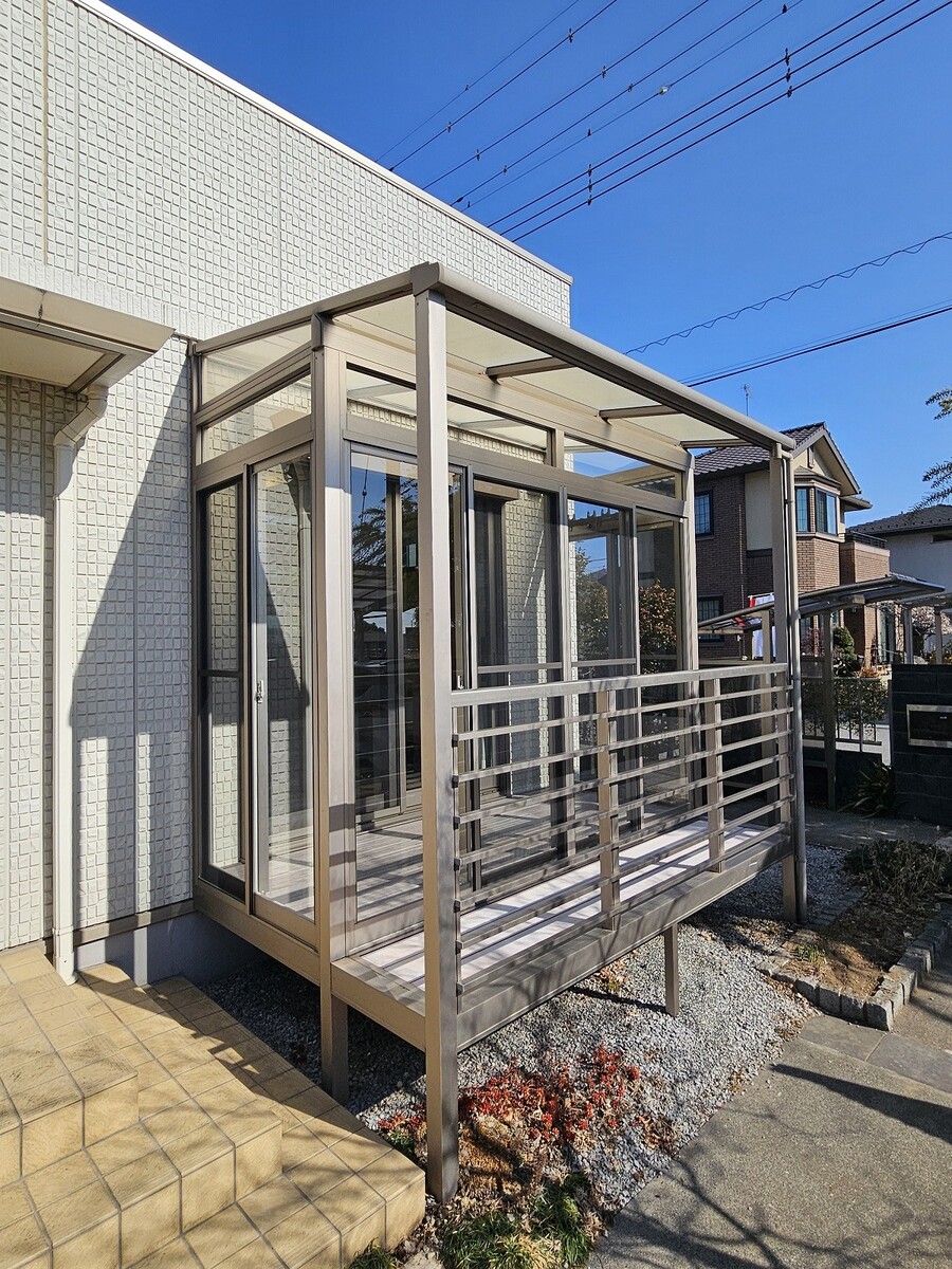 リビング前にはサンルームを設置 花粉症の方でも物干しが可能です