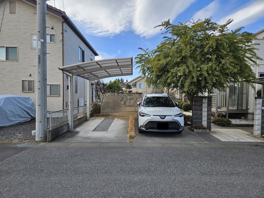 2台並列と玄関アプローチ横に1台駐車スペースがございます