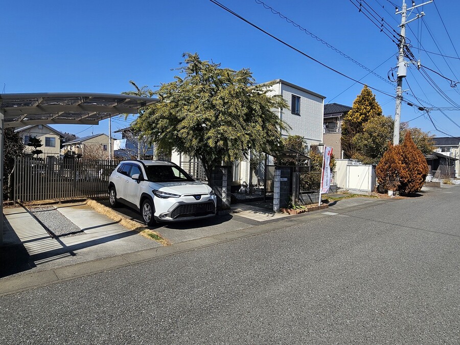 2台並列と玄関アプローチ横に1台駐車スペースがございます