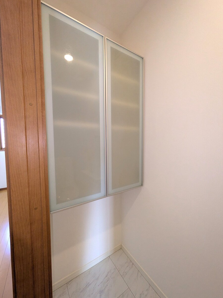 トイレ　造作収納棚