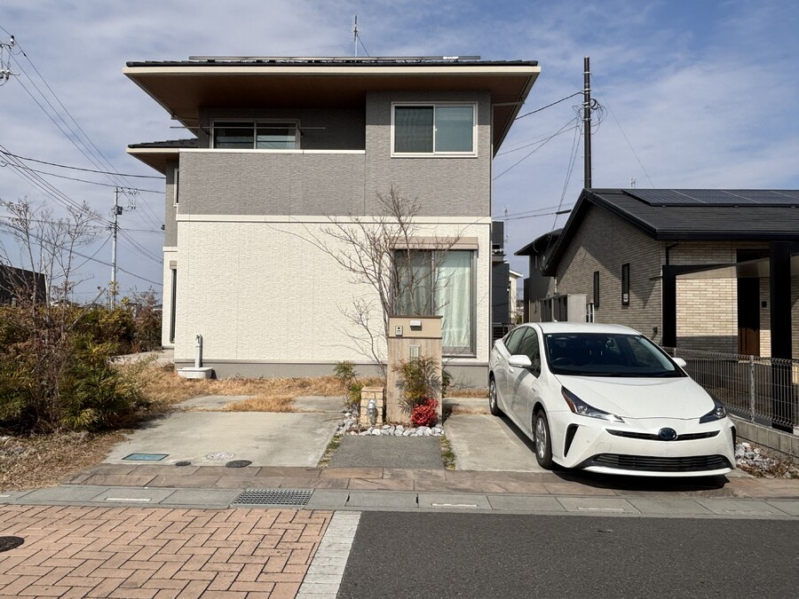 駐車場並列2台可　※除草・剪定を実施致します