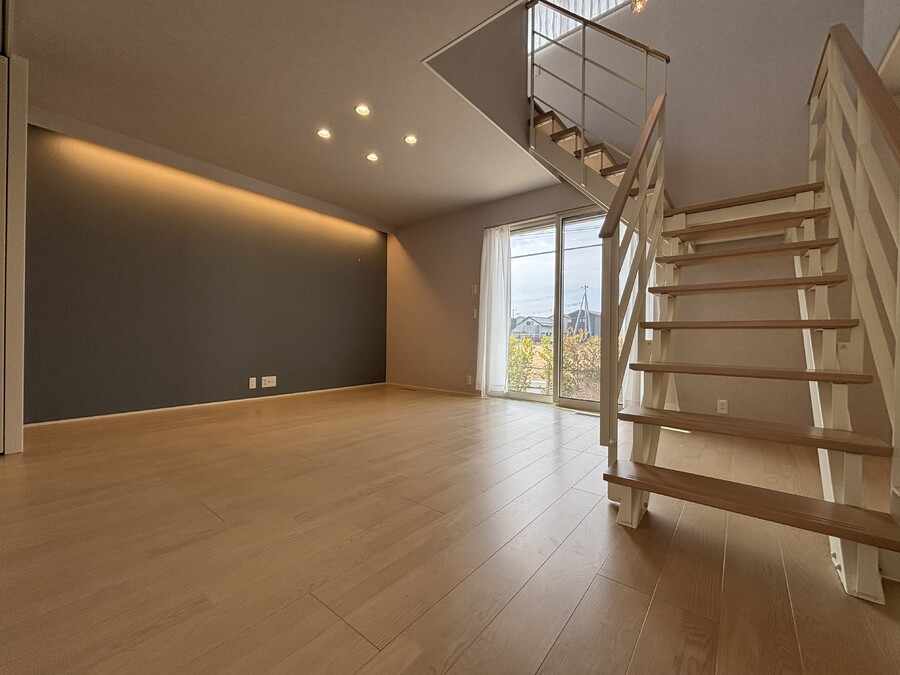 リビング　階段上部が吹き抜けになっており、明るく開放感があります。　※壁クロス貼替実施