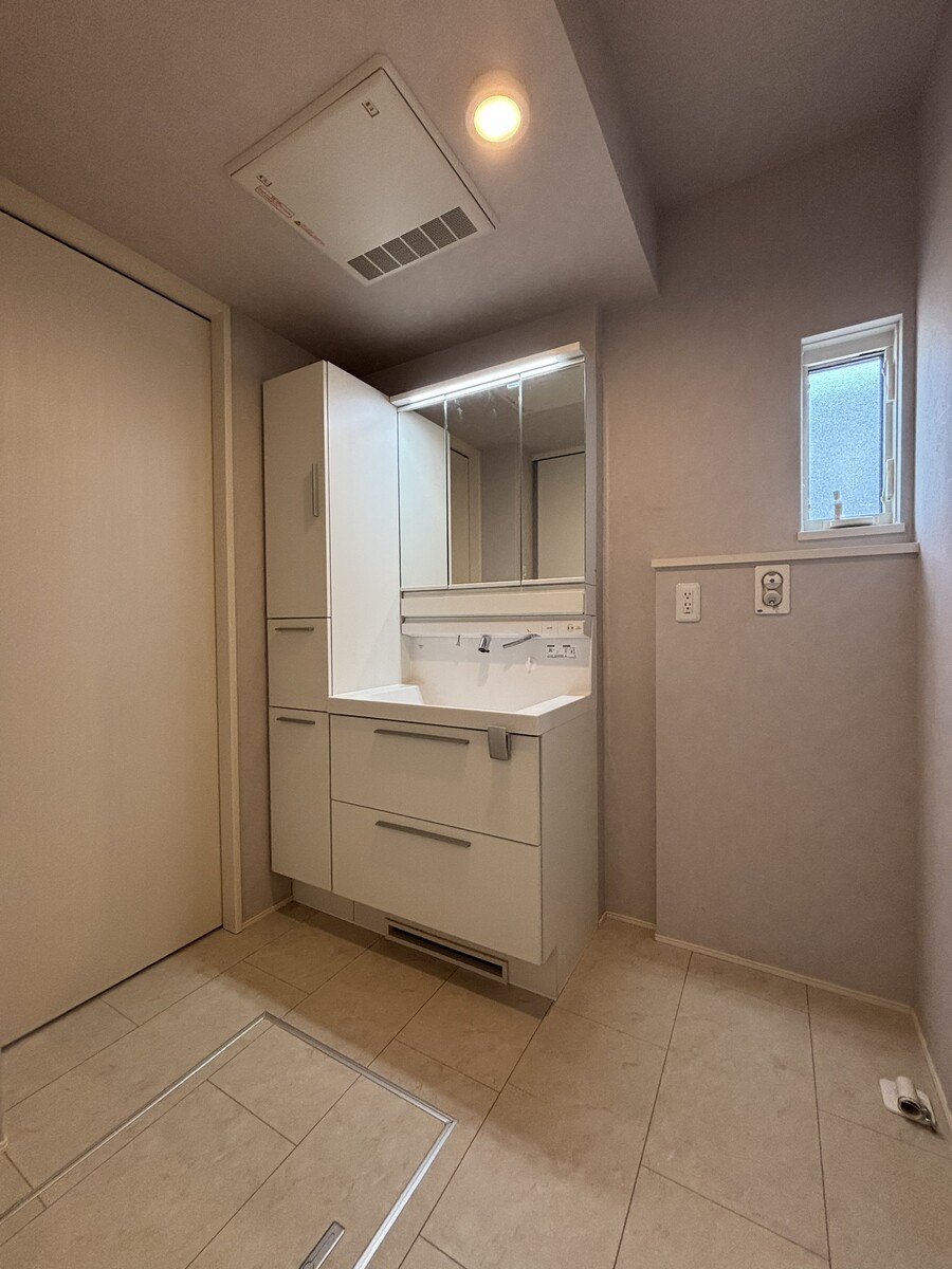 洗面室　※クリーニングと壁クロス貼替を実施致します