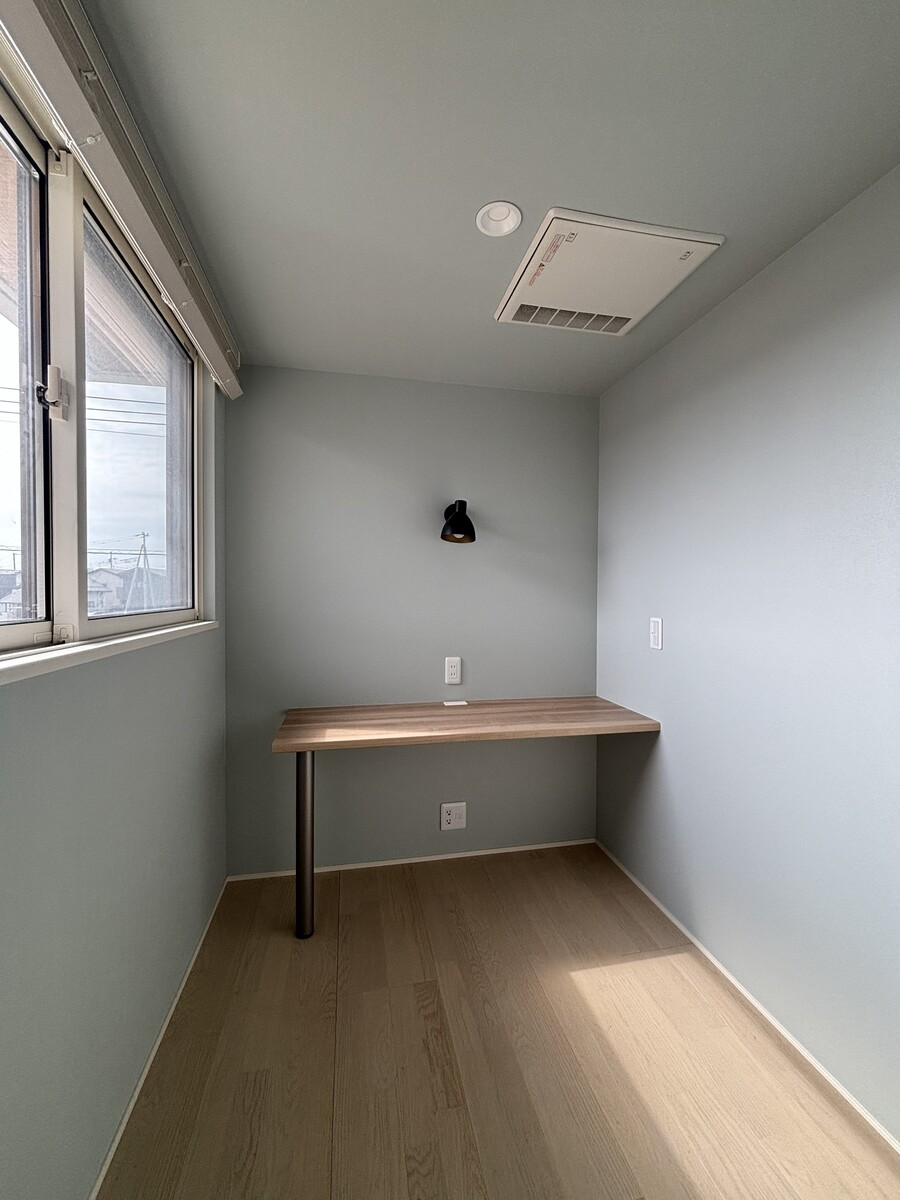 2階寝室の書斎スペース　※壁クロス貼替を実施