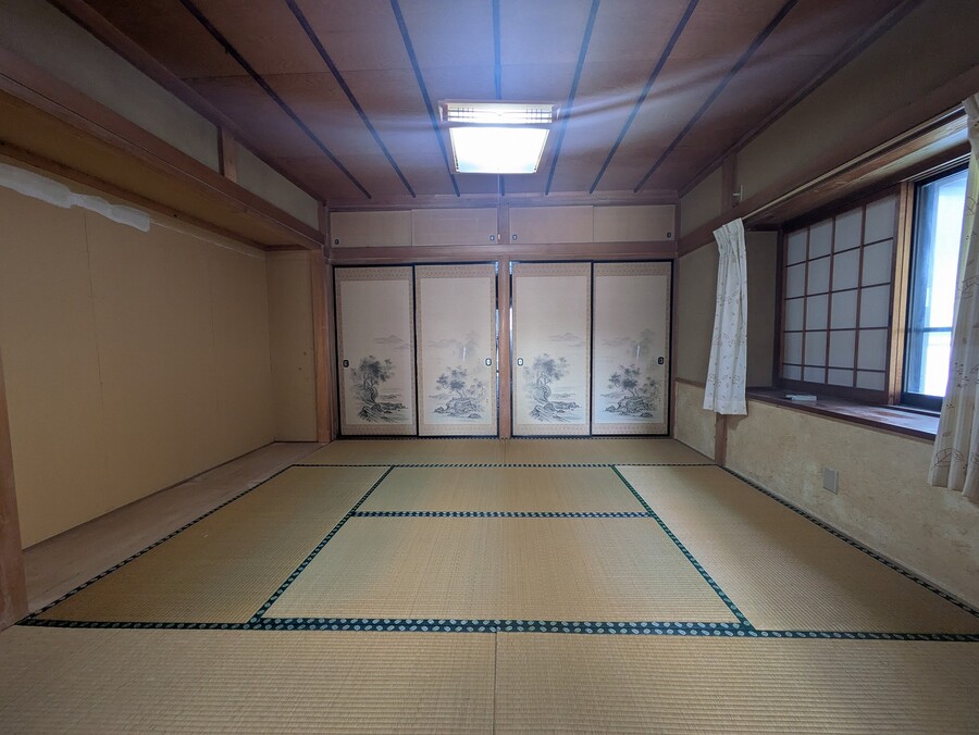 1F東側和室８帖、出窓や板の間もありゆったりしたお部屋です