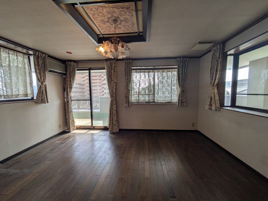 2Fリビング3方向開口(出窓)で明るいお部屋です