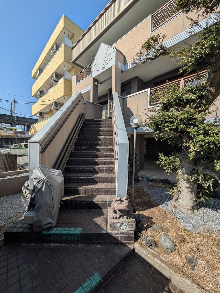 1F玄関へのアプローチ