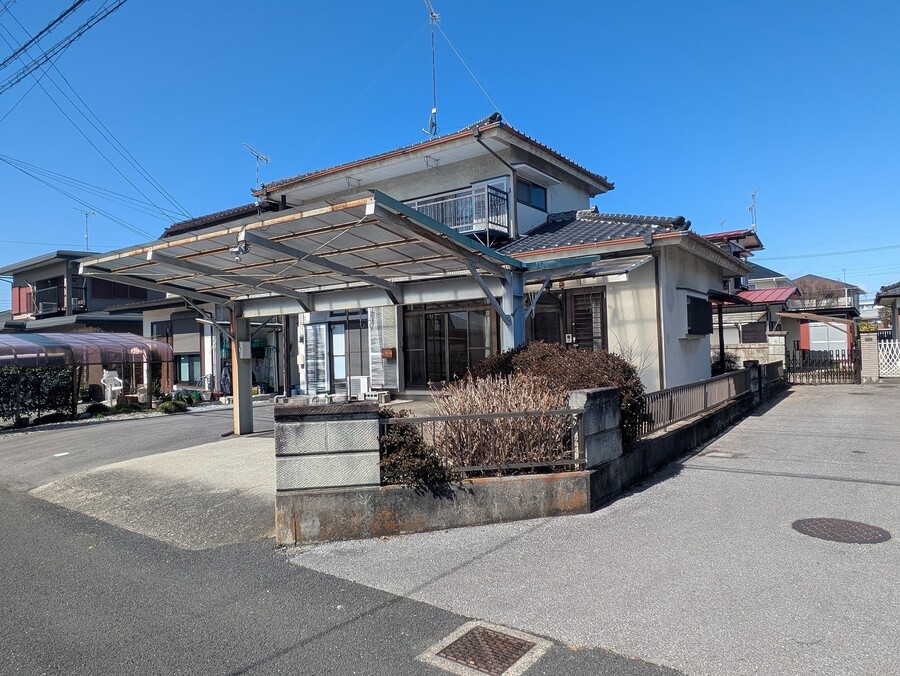 南側道路・東側は隣地の通路で解放感があります