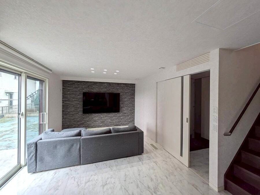 電気を消していても南側の大きな窓から明るい陽射しが入ります