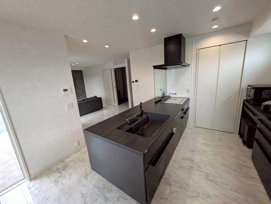 キッチン フルフラットタイプを採用し、料理中もリビングの様子を確認出来ます