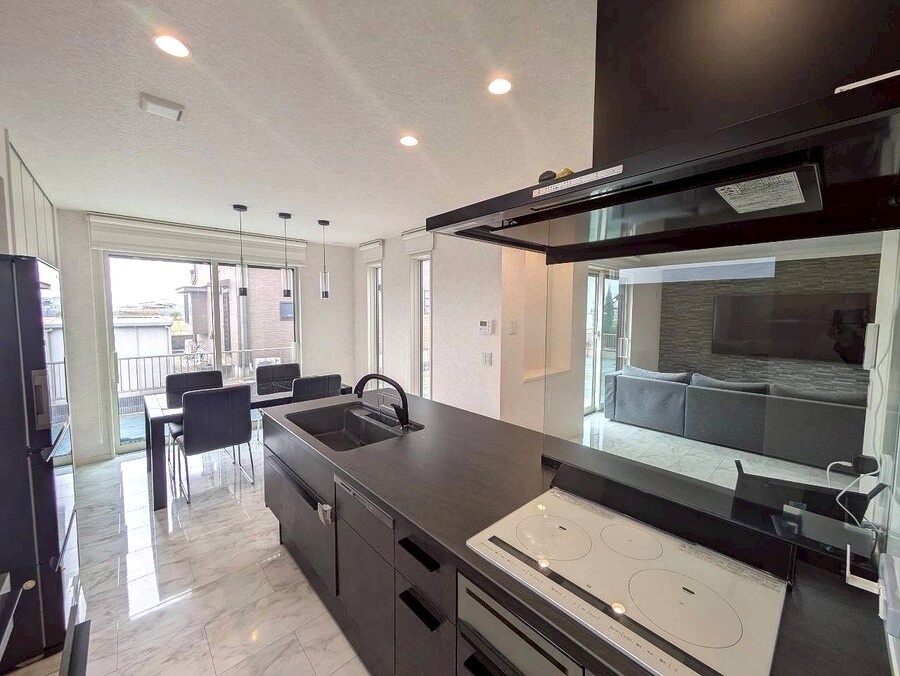 キッチンからリビング・ダイニング全体を見渡せます