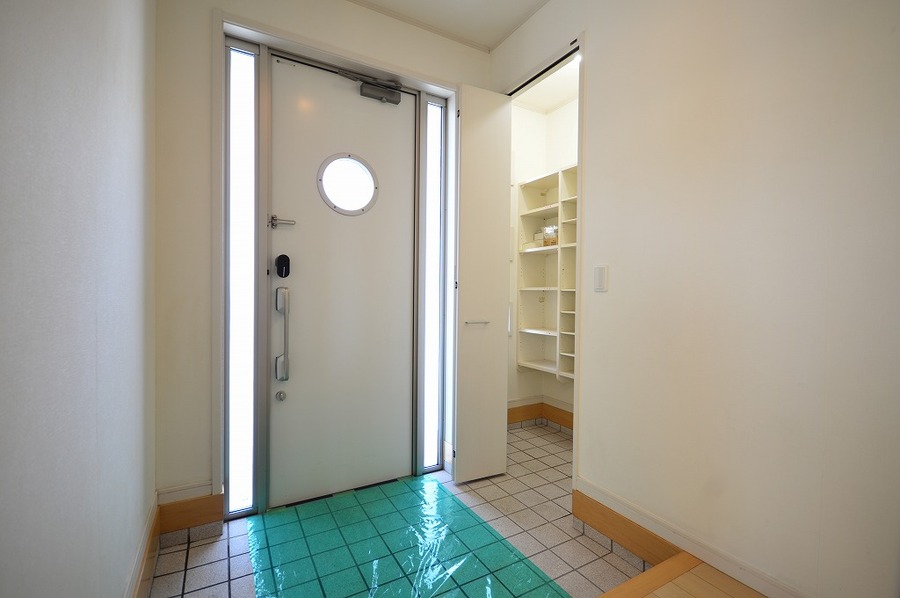 玄関、シューズクロークもあります