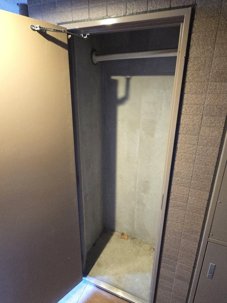 玄関前にトランクルームがございます