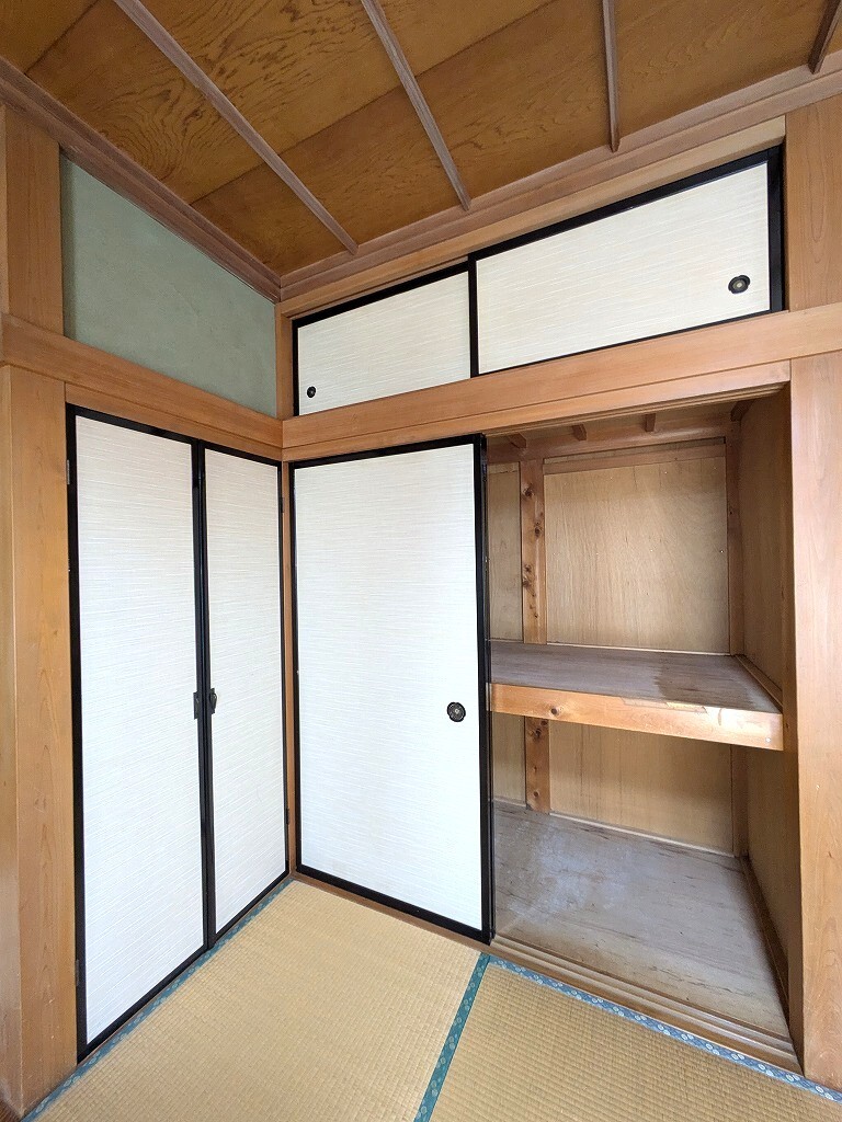 西和室　押入れ