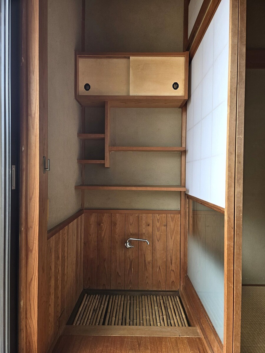 1F　和室隣水場
