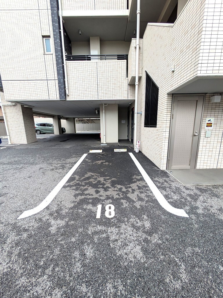 駐車スペース（権利継承可能、平面式、5年毎に抽選あり）